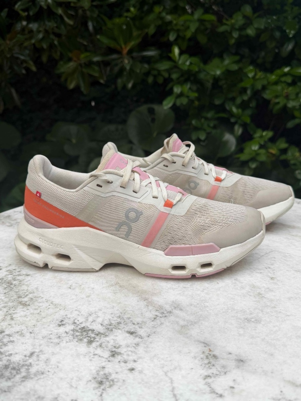On Women's Cloudpulse running sneakers Size 8.5